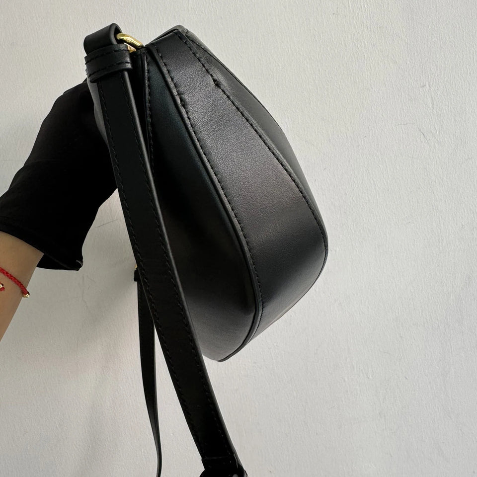 Medium leather handbag