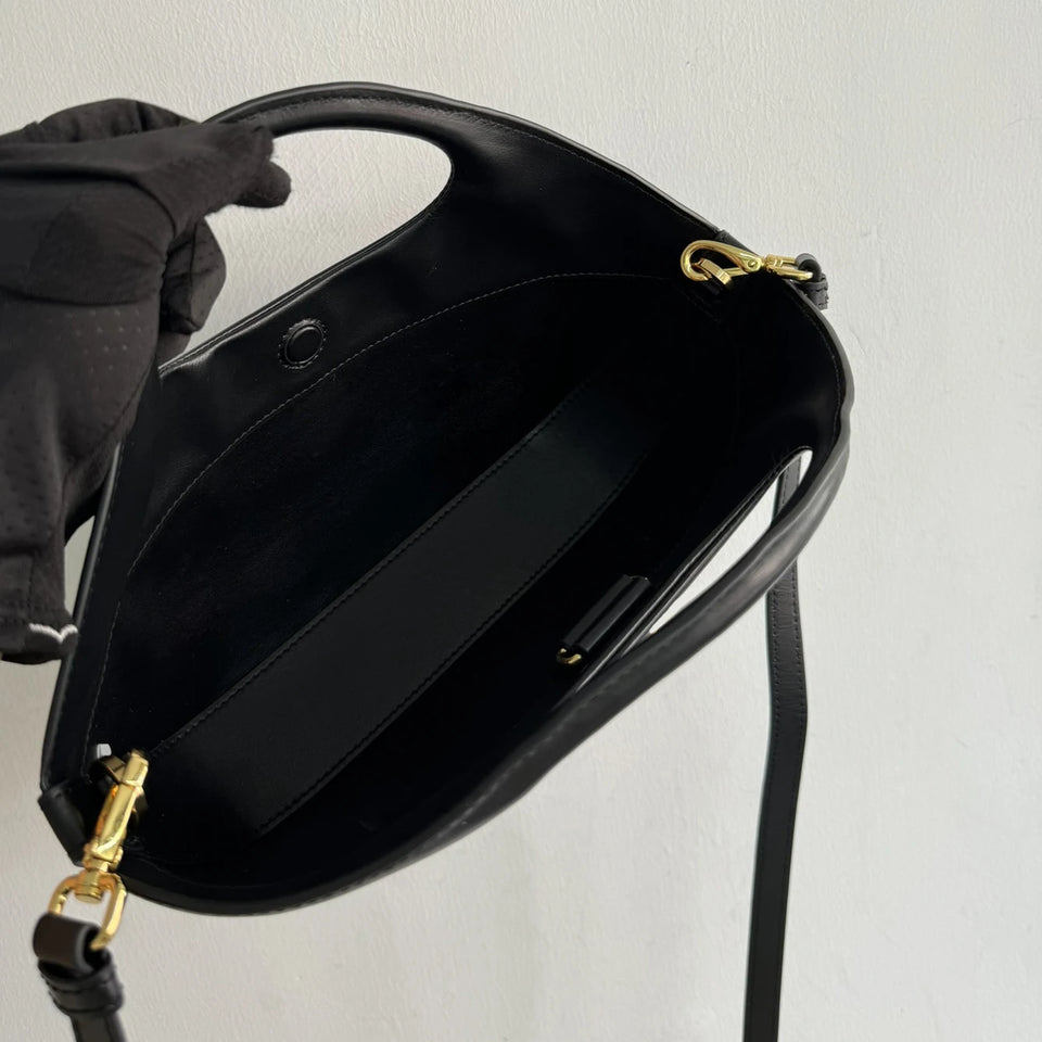 Medium leather handbag